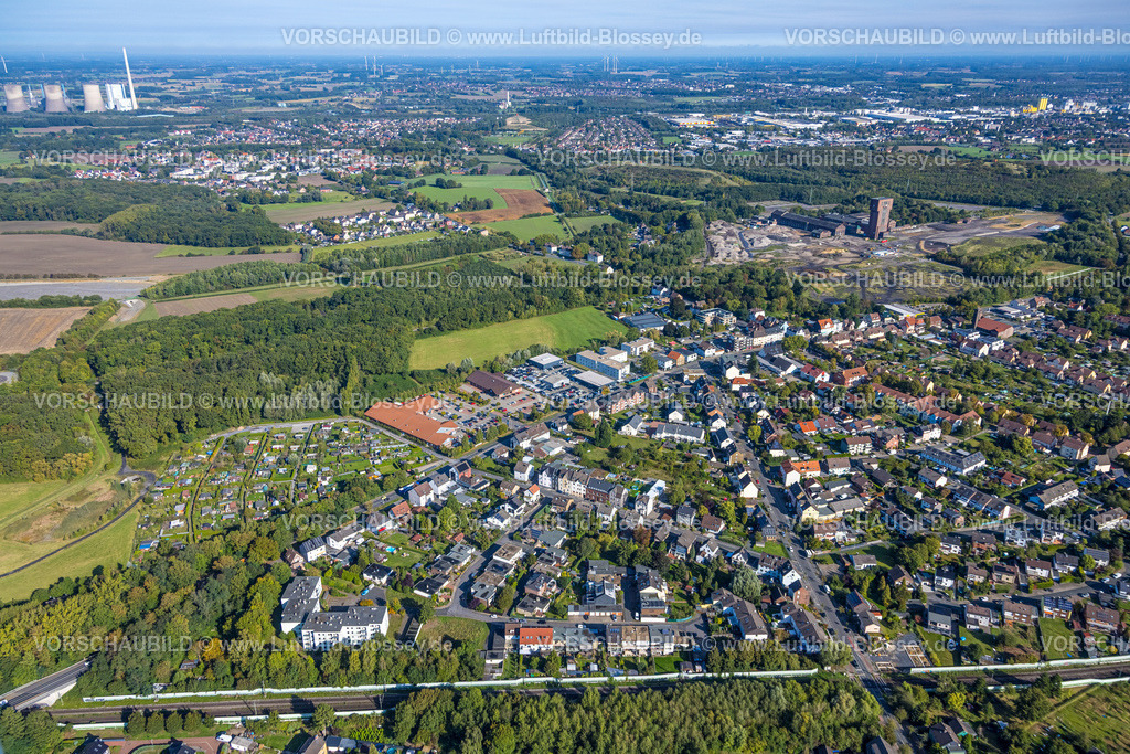 Hamm250900045 | Luftbild, Wohngebiet Ortsansicht Ortsteil Wiescherhöfen, CreativRevier Hamm, ehemaliges Bergwerk Ost Heinrich Robert mit Hammerkopfturm, Bergehalde Humbert, Blick zum RWE Generation SE Kraftwerk Gersteinwerk mit Schornstein und Kühltürmen, Stadtbezirk Pelkum, Hamm, Ruhrgebiet, Nordrhein-Westfalen, Deutschland