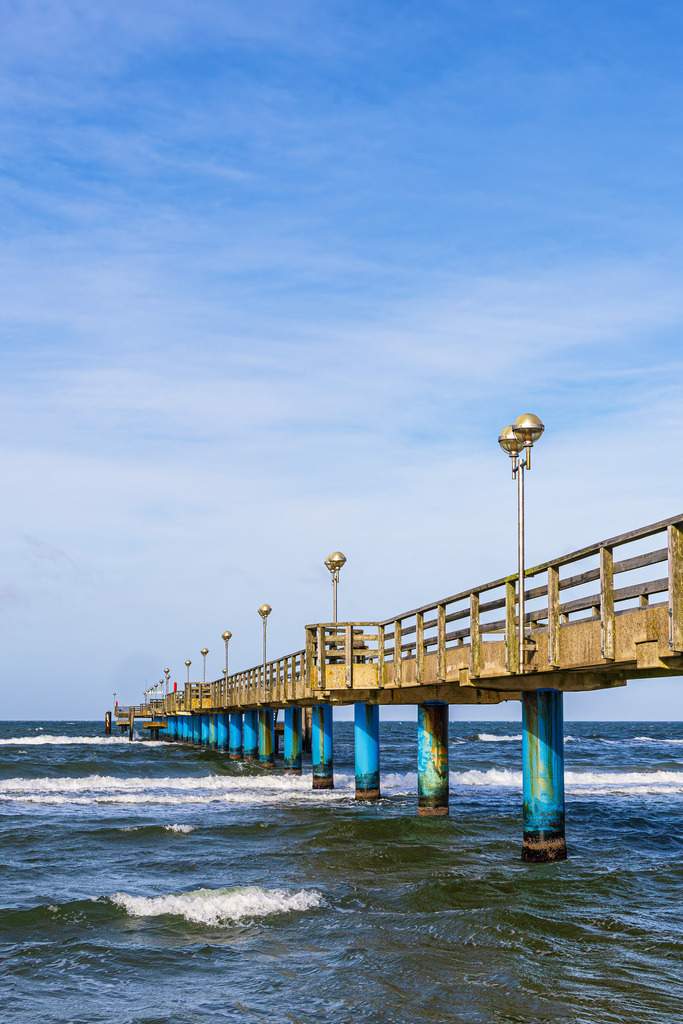 Seebrücke und Wellen an der Küste der Ostsee in Graal Müritz | Seebrücke und Wellen an der Küste der Ostsee in Graal Müritz.