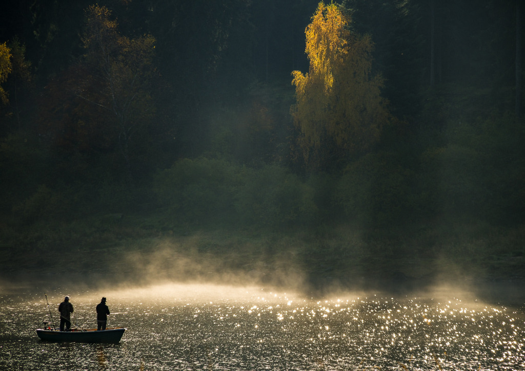 Angler und das Sonnenlicht | An diesem Novembermorgen wanderte ich um die Schwarzenbach-Talsperre und entdeckte diese zwei Zeitgenossen bei ihrer entspannten Tätigkeit. Bei diesem genialen Sonennlicht konnte ich die Szenerie nicht unfotografiert lassen. - Realisiert mit Pictrs.com