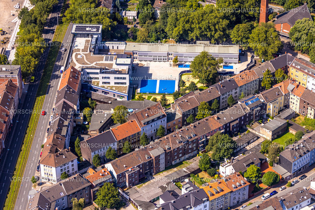 Gelsenkirchen240809033GE-Sued | Luftbild, GGS Schule Kurt-Schumacher-Straße, blaue Spielfelder auf dem Dach, Schalke-Nord, Gelsenkirchen, Ruhrgebiet, Nordrhein-Westfalen, Deutschland