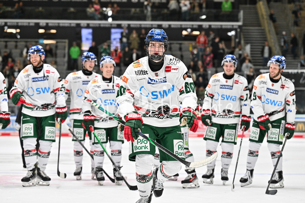 Augsburger Panther - Steinback Black Wings Linz | Die Augsburger Panther feiern ausgelassen den Sieg gegen Linz / im Bild Liron PELLIZZARI (Augsburger Panther 60) / Testspiel: Augsburger Panther - Steinback Black Wings Linz; Curt Frenzel Stadion am 05.09.2025