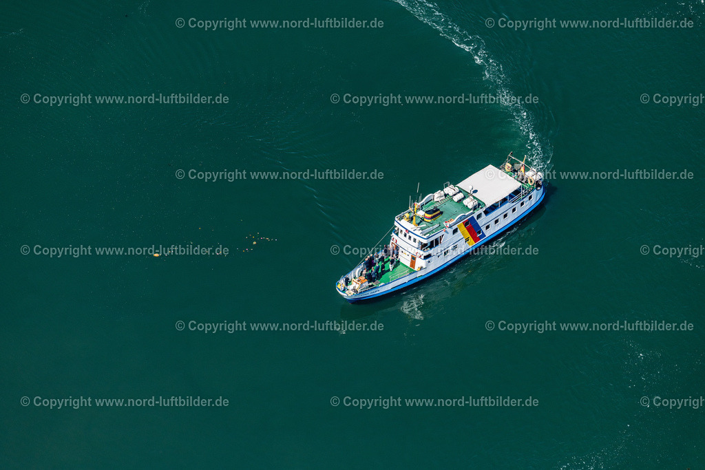 Ms_Hauke_Haien_Seebestattung_Halligreederei_ELS_8524130822 | WITTDüN AUF AMRUM 13.08.2022 Passagier- und Fahrgastschiff " Hauke Hain " der " Halligreederei " vor Wittdün auf Amrum bei einer Fahrt im Kreis zu Versenkung einer Urne zur Seebestattung im Bundesland Schleswig-Holstein, Deutschland. // Passenger ship "Hauke Hain" of the "Halligreederei" in front of Wittduen on Amrum during a trip in a circle to sink an urn for burial at sea in the state Schleswig-Holstein, Germany. Foto: Martin Elsen