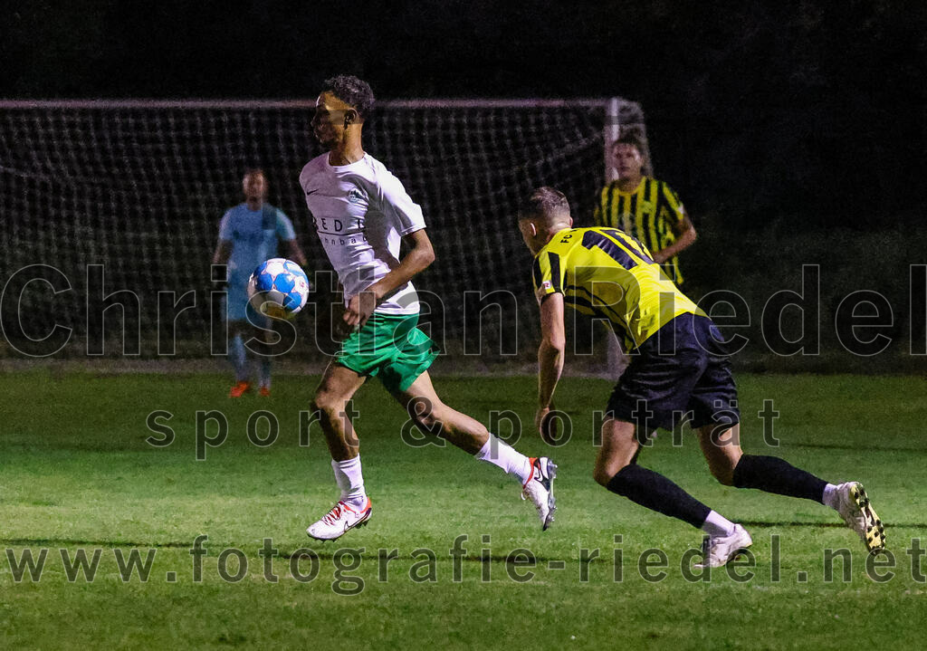 2023-09-15_066_FC_Moosinning_gegen_SV_Waldperlach | Moosinning, Deutschland, 15.09.2023:
Fußball, Bezirksliga Oberbayern Ost 2023 / 2024, 9. Spieltag, FC Moosinning gegen SV Waldperlach, Endergebnis: 0:1

Abdelaziz Abdane (SV Waldperlach, #6), Florian Jakob (FC Moosinning, #10)

Foto: Christian Riedel / fotografie-riedel.net