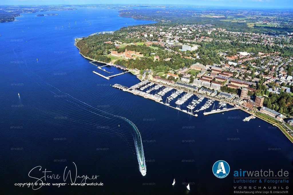 Der Sonwik Yachthafen liegt am ehemaligen Marinestützpunkt Mürwik - Luftbild | Der Sonwik Yachthafen liegt am ehemaligen Marinestützpunkt Mürwik und bietet ein malerisches Ambiente mit traumhaftem Blick an der Flensburger Förde. Er verfügt über großzügige Liegeplätze für Yachten bis zu 100 Fuß Länge und 5 Meter Tiefgang sowie moderne Infrastruktur, darunter sanitäre Einrichtungen, Gastronomie, E-Bike-Verleih und digitale Buchungsmöglichkeiten über die Boatpark-App. Die Hafenmeister sind telefonisch erreichbar, und Gastliegeplätze können im Voraus reserviert werden. Nutzer schätzen das ansprechende Ambiente, die gute Ausstattung und die zentrale Lage, während direkte Bewertungen oder Ratings in den Snippets nicht enthalten sind
