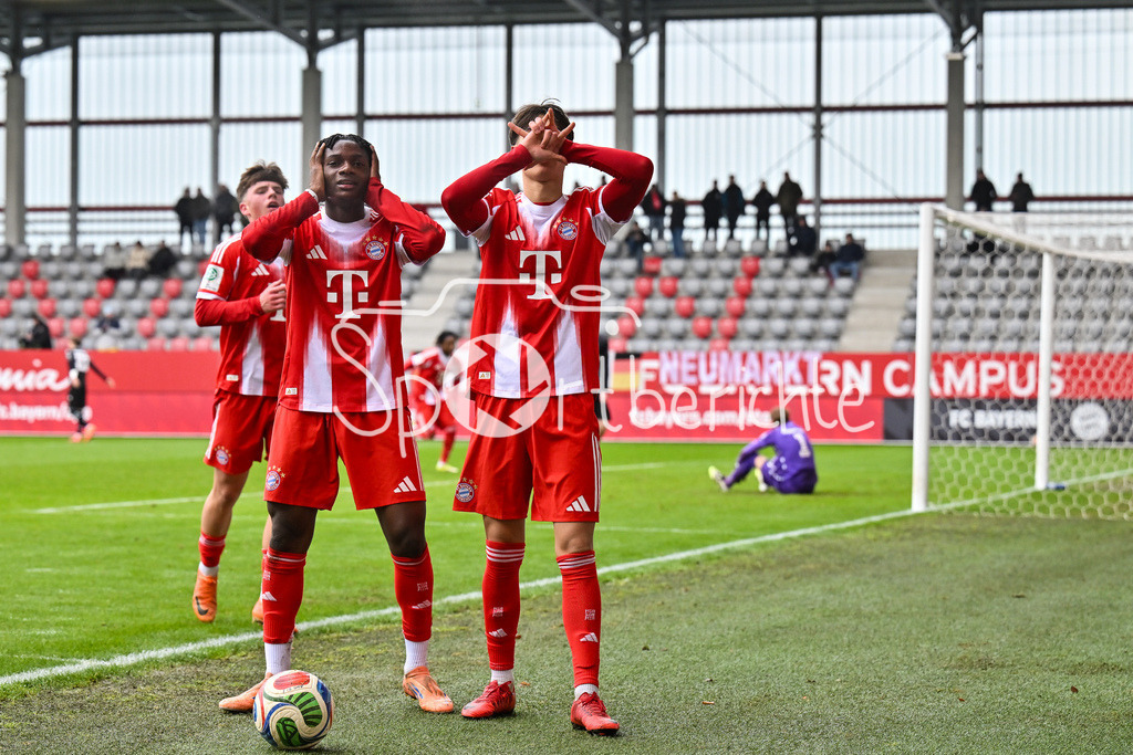 FC Bayern München - Hannover 96 | MUNICH, GERMANY - 15. FEBRUARY: die Bayern jubeln nach dem Treffer zum 4-1 durch Roy SNIP (FC Bayern München U19 15) / Tor / Torschuetze / Freude / Happy während dem Spiel zwischen der U19 des FC Bayern München und der U19 von Hannover 96 am 2. Spieltag der Hauptrunde der U19-DFB-Nachwuchsliga am FC Bayern Campus