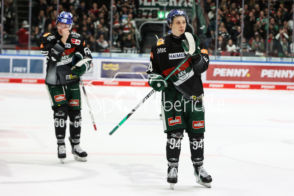 Augsburger Panther - Kölner Haie  | Anrei Hakulinen (AEV #94) laesst sich nach seinem Hattrick gegen Koeln von den Fans feiern