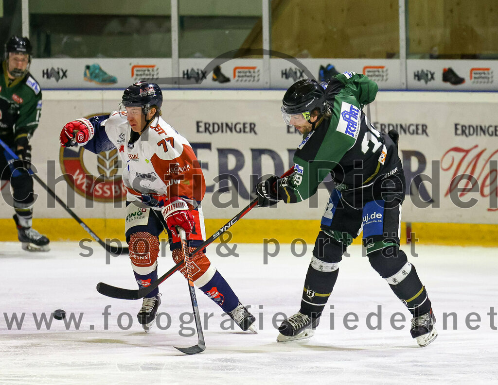 2023-03-07_034_TSV_Erding_gegen_ESC_Kempten | Erding, Deutschland, 07.03.2023:
Eishockey, Bayernliga Playoffs 2022 / 2023, Viertelfinale, TSV Erding gegen ESC Kempten, Endergebnis: 9:3

Kodi Schwarz (ESC Kempten, #77), Thomas Plihal (Erding Gladiators, #39)

Foto: Christian Riedel / fotografie-riedel.net