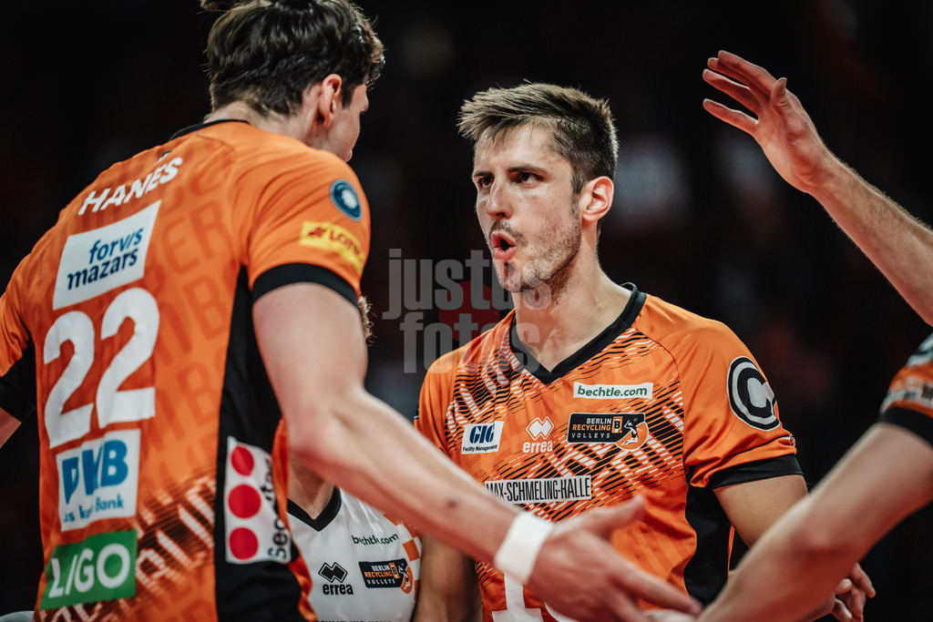 Volleyball | Herren | Saison 2024/2025 | 1. Volleyball Bundesliga Männer | Finale | BERLIN RECYCLING Volleys vs. SVG Lüneburg | 03.05.2025 | v.l. Jake Hanes (#22, Berlin Recycling Volleys) und Moritz Reichert (#15, Berlin Recycling Volleys)