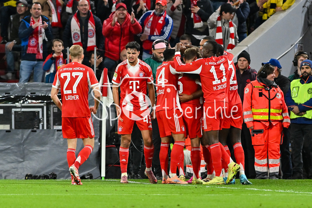 FC Bayern München - Borussia Dortmund | mUNICH, GERMANY - cheering Bayern Munich after the goal to makes 1-0, Harry KANE (FC Bayern Munich 9) during the bundesliga match between FC Bayern Munich vs. Borussia Dortmund on matchday 7 at Allianz Arena on October 18, 2025 in Munich, Germany / DFL REGULATIONS PROHIBIT ANY USE OF PHOTOGRAPHS AS IMAGE SEQUENCES AND/OR QUASI-VIDEO