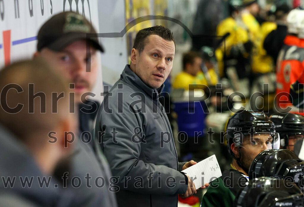 2022-11-20_044_TSV_Erding_gegen_ERSC_Amberg | Erding, Deutschland, 20.11.2022:
Eishockey, Bayernliga 2022 / 2023, 15. Spieltag, TSV Erding gegen ERSC Amberg, Endergebnis: 5:1

Trainer Ales Jirik (Erding Gladiators)

Foto: Christian Riedel / fotografie-riedel.net