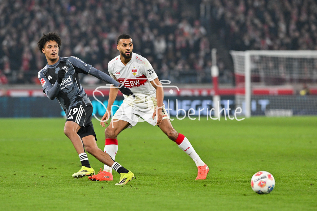VfB Stuttgart - SG Eintracht Frankfurt | STUTTGART, GERMANY - 13. JANUARY: im Duell Jean-Matteo BAHOYA (Eintracht Frankfurt 19) und Josha VAGNOMAN (VfB Stuttgart 4) während dem Bundesligamatch zwischen dem VfB Stuttgart und der SG Eintracht Frankfurt am 17. Spieltag in der MHP-Arena / DFL REGULATIONS PROHIBIT ANY USE OF PHOTOGRAPHS AS IMAGE SEQUENCES AND/OR QUASI-VIDEO