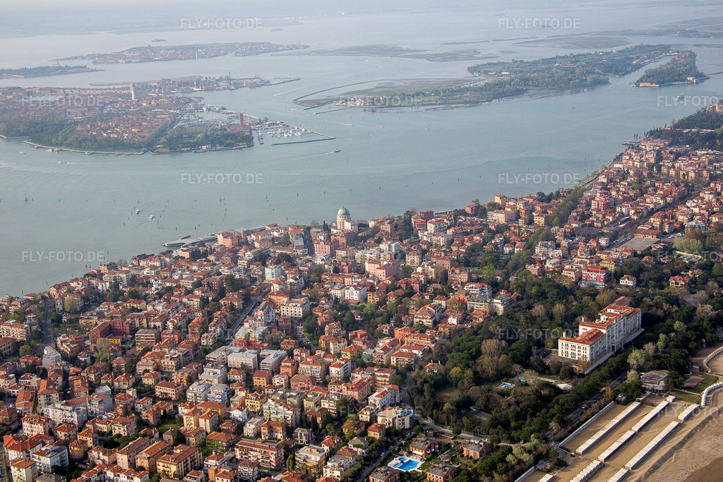Luftbild: Venedig Lido in Venezia im Bundesland Venetien in Italien. – Foto: IMG_087497.jpg vom 06.04.2016 durch Werner Riehm/FLY-FOTO.de – Auflösung des Originals: 5472 x 3648 px