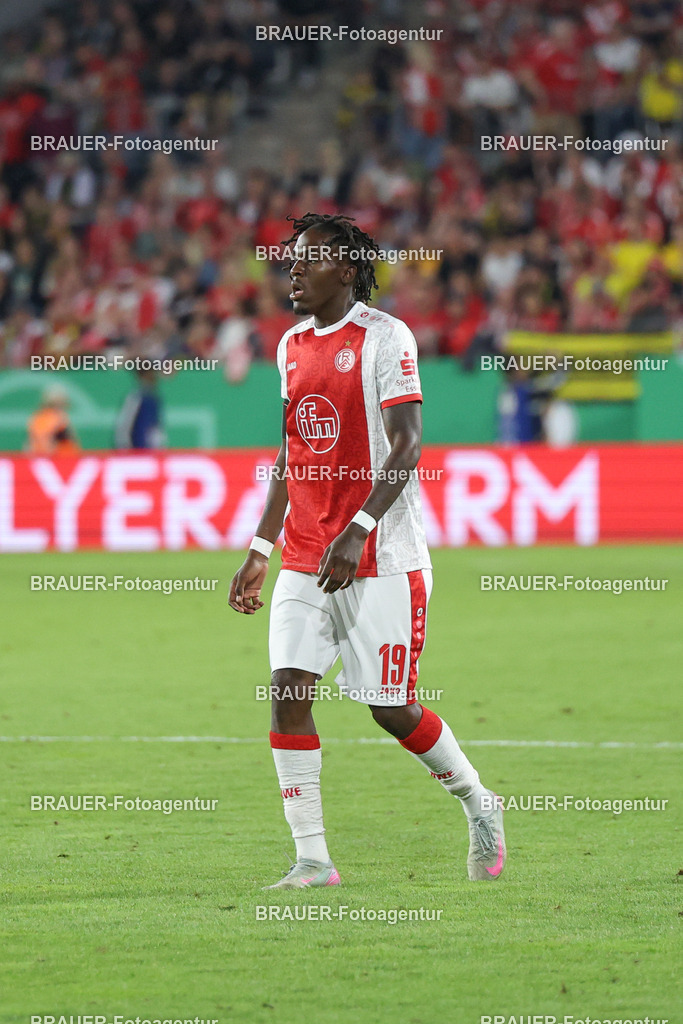 Rot-Weiss Essen - Borussia Dortmund | Essen, Deutschland, 18.08.2025Franci Bouebari  (Rot-Weiss Essen) schautwährend des DFB Pokal Spiels zwischen Rot-Weiss Essen- Borussia Dortmund im Stadion an der Hafenstraße am 18.08.2025 in Essen. (Foto von Timo Bluhmki-Schmidt/Brauer Fotoagentur