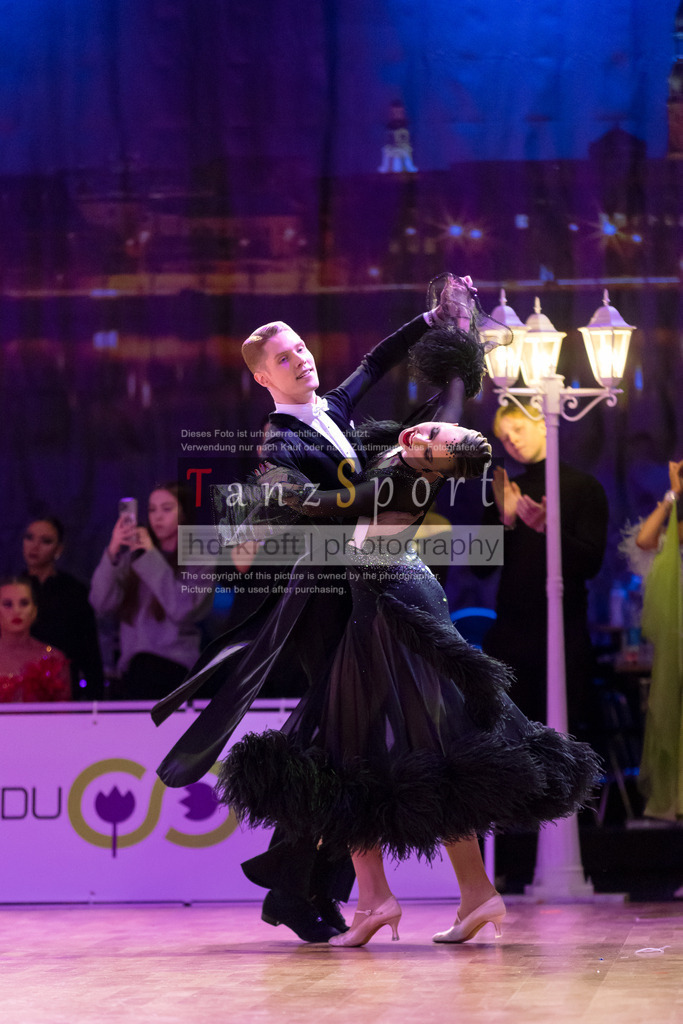 20241215_WDSF_Int_Open_Std-Riga-9255 | Tanzsportbilder, Standardtanz, Lateintanz, WDSF, DTV, LTVB, dancecomp, goc, hessen tanzt, blaues band der spree, walzer, tango, wiener walzer, slowfox, quickstepp, samba, rumba, cha-cha-cha, paso doble. jive, hd-kroft photography, turniertanzsport