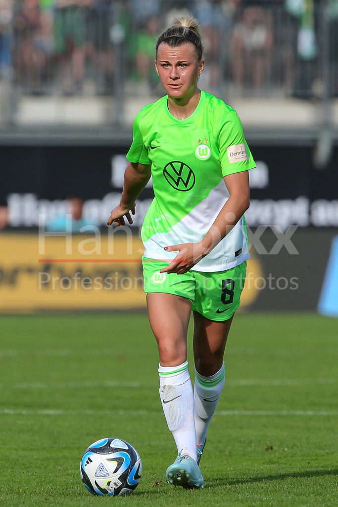 Fussball, Google Pixel Frauen-Bundesliga, VfL Wolfsburg - Bayer 04 Leverkusen | v.li.: Lena Lattwein (VfL Wolfsburg, 8) Freisteller, Einzelbild, Ganzkörper, Aktion, Action, Spielszene, DIE DFB-RICHTLINIEN UNTERSAGEN JEGLICHE NUTZUNG VON FOTOS ALS SEQUENZBILDER UND/ODER VIDEOÄHNLICHE FOTOSTRECKEN. DFB REGULATIONS PROHIBIT ANY USE OF PHOTOGRAPHS AS IMAGE SEQUENCES AND/OR QUASI-VIDEO.