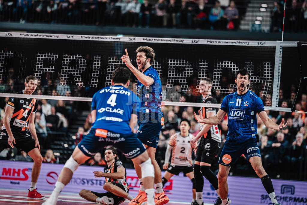 Volleyball | Herren | Saison 2023/2024 | Volleyball-Bundesliga | SVG Lüneburg vs. Berlin Recycling Volleys | 23.12.2023 | Matthew Lambert Knigge (#13, SVG Lüneburg) mitte und Xander Wolf Wassenaar Ketrzynski (#11, SVG Lüneburg) jubeln über einen Punkt gegen die BR Volleys
