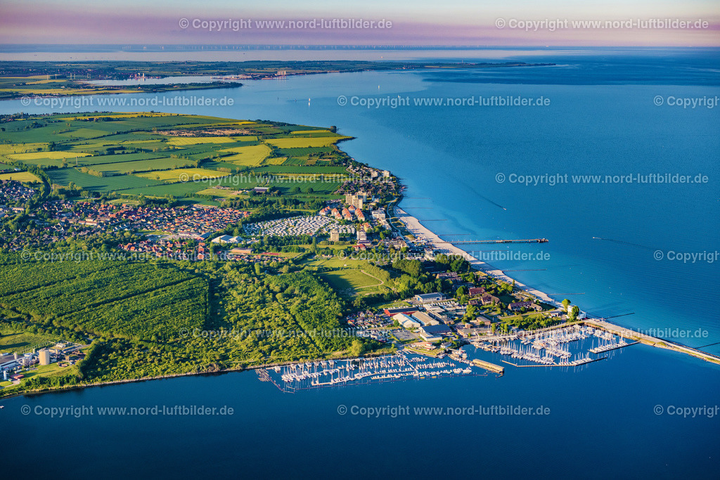 Grossenbrode_ELS_8777030622 | GROßENBRODE 03.06.2022 Yachthafen mit Sportboot- Anlegestellen und Bootsliegeplätzen auf der Halbinsel Wagrien am Uferbereich Großenbroder Binnensee in Großenbrode im Bundesland Schleswig-Holstein, Deutschland. // Pleasure boat marina with docks and moorings on the shore area Grossenbroder Binnensee in Grossenbrode in the state Schleswig-Holstein, Germany. Foto: Martin Elsen