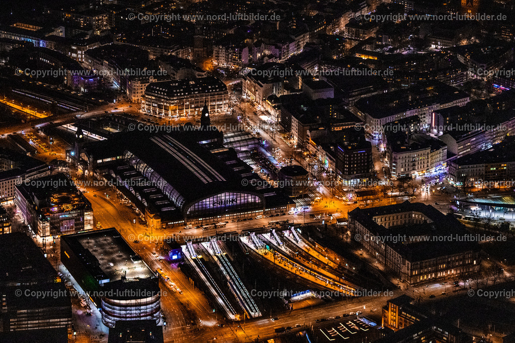 Hamburg_Hauptbahnhof_Nachtaufnahme_ELS_6645060325 | HAMBURG 06.03.2025 Nacht- Lichter und Beleuchtung Gleisverlauf und Gebäude des Hauptbahnhofes der Deutschen Bahn im Ortsteil Sankt Georgen in Hamburg, Deutschland. Weiterführende Informationen bei: CARLISLE Construction Materials GmbH,  DB InfraGO AG,  DB Regio AG,  DB Station & Service AG,  Deutsche Bahn AG,  HGI - HÜGIN GROUP INTERNATIONAL GMBH CO.KG,  IBN Ingenieurbüro Noack,  INGENIEURBÜRO DR. BINNEWIES Ingenieurgesellschaft mbH,  S-Bahn Hamburg GmbH. // Night lighting track progress and building of the main station of the railway in the district Sankt Georgen in Hamburg, Germany. Further information at: CARLISLE Construction Materials GmbH,  DB InfraGO AG,  DB Regio AG,  DB Station & Service AG,  Deutsche Bahn AG,  HGI - HUeGIN GROUP INTERNATIONAL GMBH CO.KG,  IBN Ingenieurbuero Noack,  INGENIEURBUeRO DR. BINNEWIES Ingenieurgesellschaft mbH,  S-Bahn Hamburg GmbH. Foto: Martin Elsen