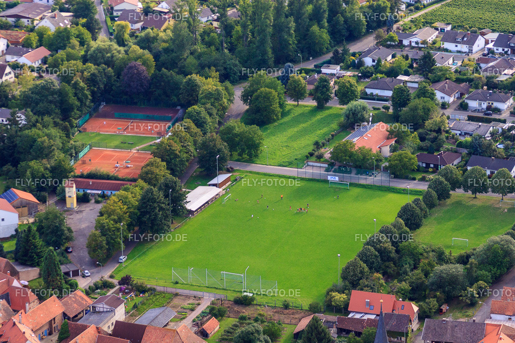 Fussballplatz Mörzheim | Luftbild: Fussballplatz Mörzheim im Ortsteil Mörzheim in Landau im Bundesland Rheinland-Pfalz in Deutschland. Foto: IMG_44186.jpg vom 17.08.2011 durch Werner Riehm/FLY-FOTO.de - Realisiert mit Pictrs.com