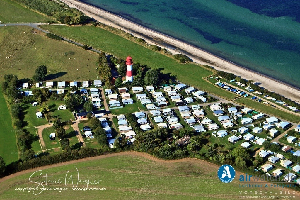 Luftbild Leuchtturm Falshöft - Der Leuchtturm Falshöft befindet sich an der Ostsee bei Pommerby | Der Leuchtturm Falshöft befindet sich an der Ostsee bei Pommerby im Kreis Schleswig-Flensburg in Schleswig-Holstein und wurde von 1908 bis 1909 erbaut, um 1910 in Betrieb genommen zu werden. Er besteht aus verschraubten Gusseisensegmenten der Isselburger Hütte, die auf einem gemauerten Sockel errichtet wurden und ist 24,4 Meter hoch. Die Lichtpunkthöhe beträgt 25 Meter. Als Quermarkenfeuer markierte er die Untiefen Bredgrund und Kalkgrund und diente als Leit- und Orientierungsfeuer für die Einfahrt der Flensburger Förde.