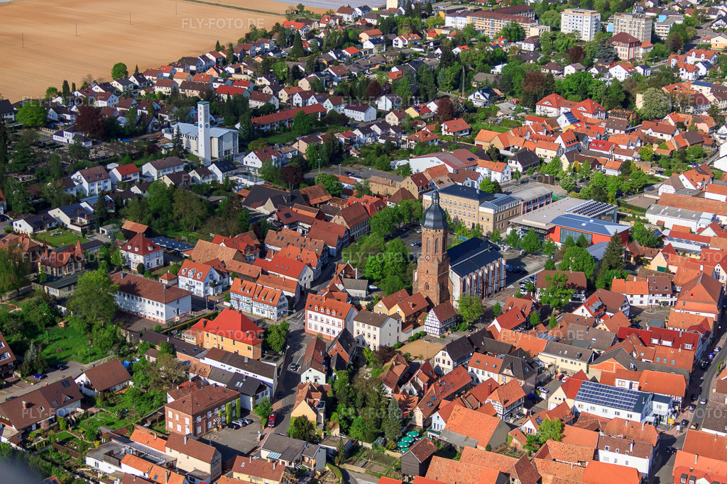 Luftbild: Landauer Straße und Marktplatz in Kandel im Bundesland Rheinland-Pfalz in Deutschland. Foto: IMG_49930.jpg vom 01.05.2012 durch Werner Riehm/FLY-FOTO.de