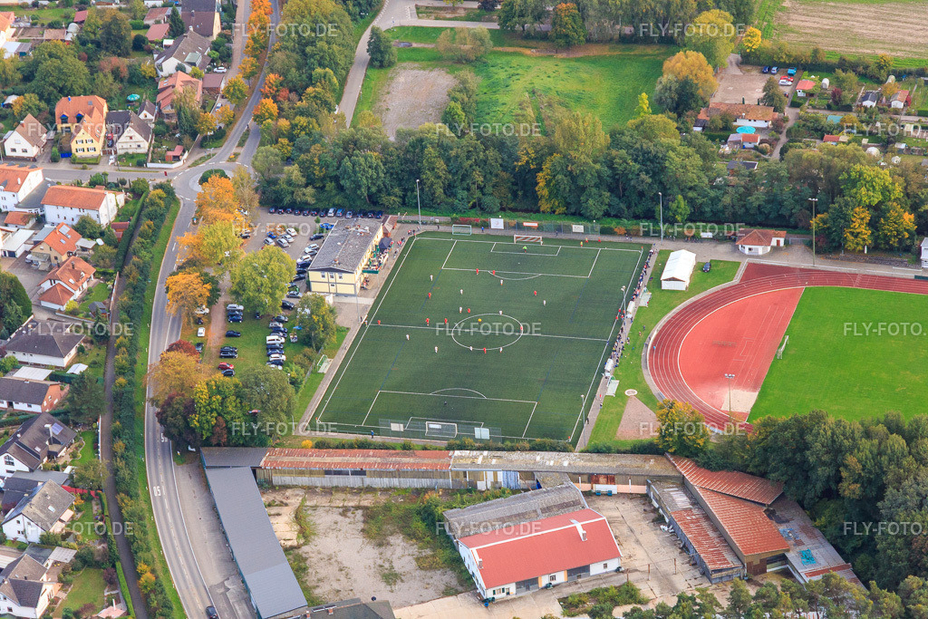 Kunstrasenplatz am Franz-Hage Stadion und Montageservice Thieme GmbH http://www.montageservice-thieme.de/ | Luftbild: Kunstrasenplatz am Franz-Hage Stadion und Montageservice Thieme GmbH http://www.montageservice-thieme.de/ in Bellheim im Bundesland Rheinland-Pfalz in Deutschland. Foto: IMG_103864.jpg vom 01.10.2017 durch Werner Riehm/FLY-FOTO.de - Realisiert mit Pictrs.com