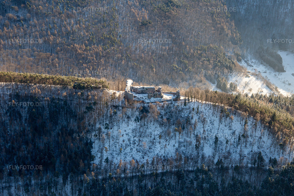 Luftbild: Burgruine Neuscharfeneck aus Norden im Winter bei Schnee in Flemlingen im Bundesland Rheinland-Pfalz in Deutschland. Foto: IMG_139852.jpg vom 20.01.2024 durch Werner Riehm/FLY-FOTO.de