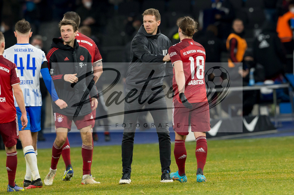 BSCFCB20220123_138 | Fussball, Herren: Trainer Julian Nagelsmann (FC Bayern Muenchen) und Marcel Sabitzer (FC Bayern Muenchen) klatschen sich ab bei dem Spiel der 1. Bundesliga zwischen Hertha BSC und FC Bayern Muenchen im Olypiastadion am 23.01.2022 in Berlin, Deutschland.DFB / DFL REGULATIONS PROHIBIT ANY USE OF PHOTOGRAPHS AS IMAGE SEQUENCES AND/OR QUASI-VIDEO. - Realisiert mit Pictrs.com