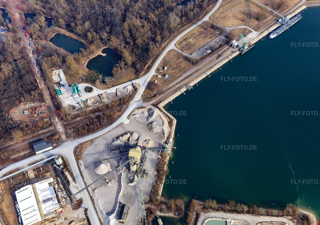 Luftbild: Kiesverladung am Rheinhafen in Lauterbourg im Bundesland Bas-Rhin in Frankreich. – Foto: IMG_096937.jpg vom 19.02.2017 durch Werner Riehm/FLY-FOTO.de – Auflösung des Originals: 5175 x 3648 px