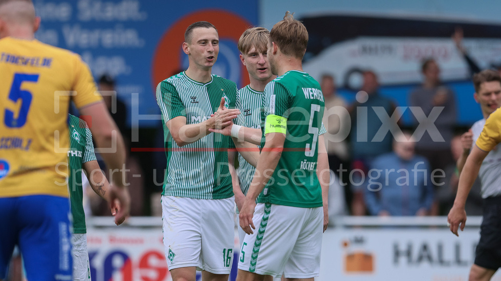 Fussball, Relegation Regionalliga Nord, SV Werder Bremen II - Holstein Kiel II | v.li.: Maik Lukowicz (SV Werder Bremen II, 16), Philipp Kühn (SV Werder Bremen II, 9) und Torschütze Cimo Röcker (SV Werder Bremen II, 5) mit Torjubel, Jubel, jubeln, jubelt, optimistisch, Spielszene, Highlight, Freude über das Tor zum 0:2