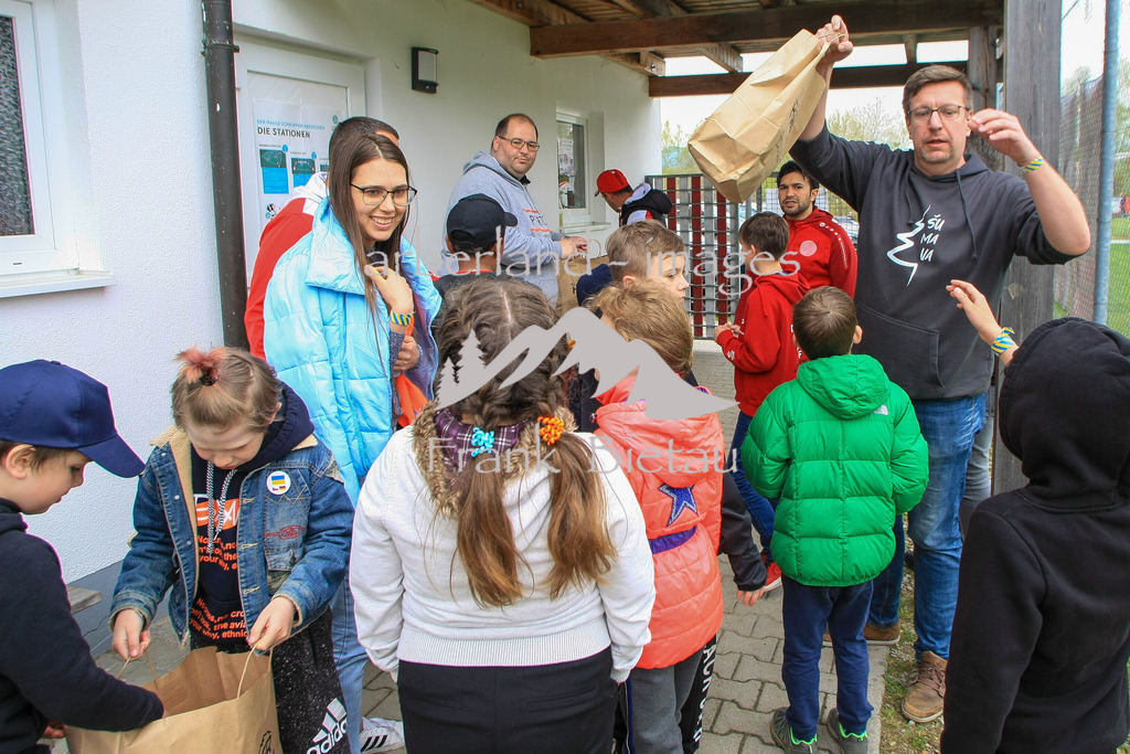 993T9191 | Kinder Ukrainischer Flüchtlinge erhalten Geschenke