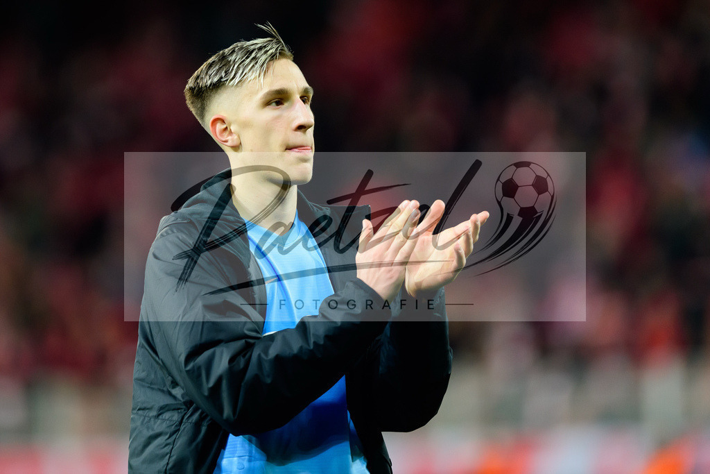 FCUFRE20211215_061 | Fussball, Herren: Nico Schlotterbeck (SC Freiburg) gestikuliert, Gestik bei dem Spiel der 1. Bundesliga zwischen 1. FC Union Berlin und SC Freiburg im Stadion An der Alten Foersterei am 15.12.2021 in Berlin, Deutschland.DFB / DFL REGULATIONS PROHIBIT ANY USE OF PHOTOGRAPHS AS IMAGE SEQUENCES AND/OR QUASI-VIDEO. - Realisiert mit Pictrs.com