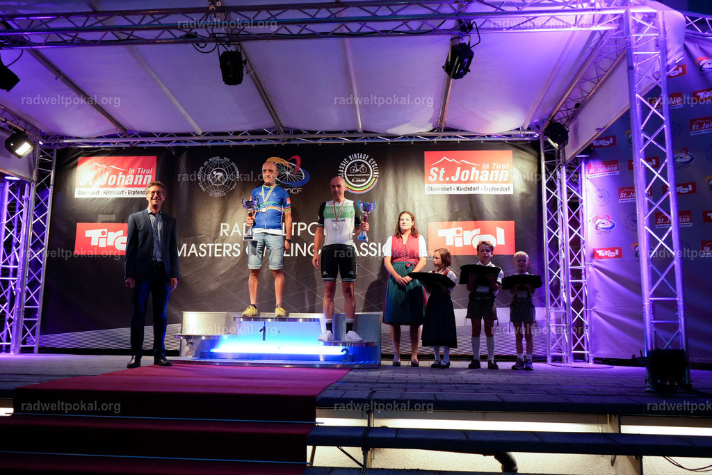 1319_20230817_Bewerb_Maenner_Muehlanger | AUT - OESTERREICH, 2023-08-16: SPORT RENNRAD-FAHREN - 55. INTERNATIONALER RADWELTPOKAL IN ST. JOHANN IN TIROL  - Vintage-Radrennen mit WM-Bronze-Medaillen-Siegerin Christina Schweinberger, den Teilnehmer und Alexander Baumann (vom Orginastions-Team) - TAG 2 BEWERB MAENNER IN SECHS GRUPPEN  ; Foto: Roland Muehlanger