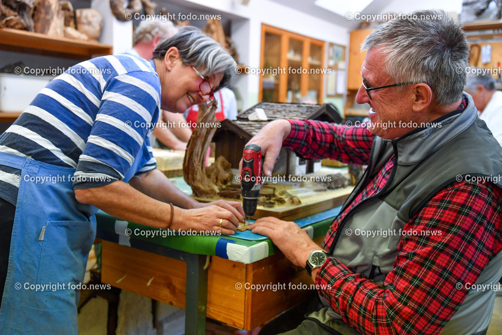 Krippenbauschule Geboltskirchen_ 15.11.2022-4 | 15.11.2022, Geboltskirchen, AUT, Krippenbauschule, im Bild Franz und Veronika Steinhofer (waren in einer Ausstellung, beschlossen in Pension eine Krippe basteln, 2022 schon die zweite Krippe)
