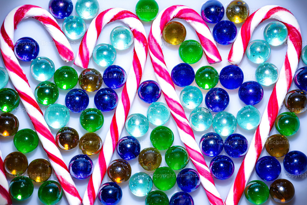 Herzen aus Zuckerstangen | Zwei Herzen aus Zuckerstangen und viele Murmeln dazwischen liegend. - Realisiert mit Pictrs.com