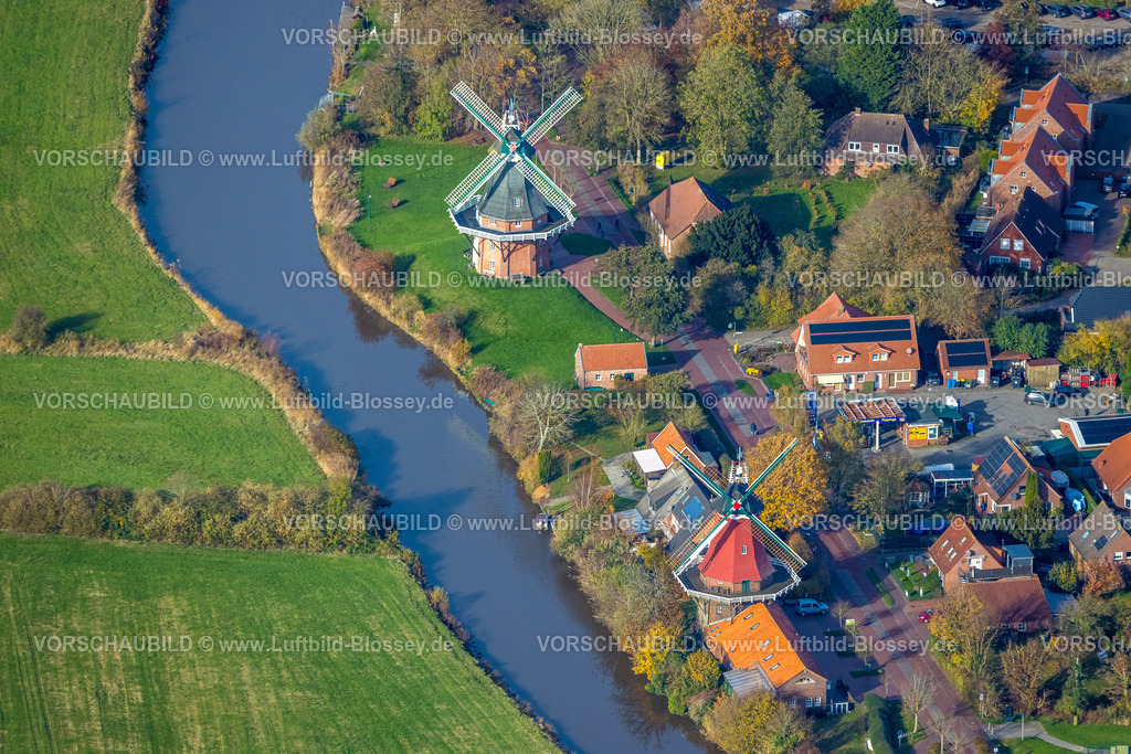Greetsiel251104801 | Luftbild, Greetsieler Zwillingsmühlen mit Grüne Mühle und Schoofs Mühle, Altes Greetsieler Sieltief und Wohnhäuser Mühlenstraße, Greetsiel, Krummhörn, Norddeutschland, Ostfriesland, Niedersachsen, Deutschland