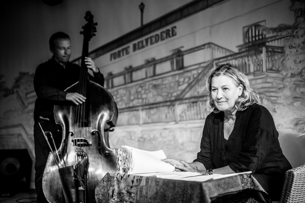 Flower Tales | Suzanne von Borsody und Kurt Holzkämper mit Lesung Flower Tales im Forte Belvedere Leisnig zum Festival Hallo Leisnig 2022. - Realisiert mit Pictrs.com