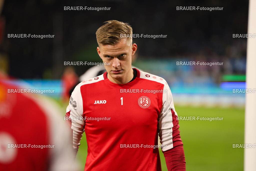 MSV Duisburg - Rot-Weiss Essen  | Duisburg, Deutschland, 26.10.2025 Jakob Golz  (Rot-Weiss Essen) schaut  während des 3.Liga Spiels zwischen MSV Duisburg und Rot-Weiss Essen in der Schauinsland-Reisen-Arena am 26.10.2025 in Duisburg (Foto von Timo Bluhmki-Schmidt/ Brauer Fotoagentur