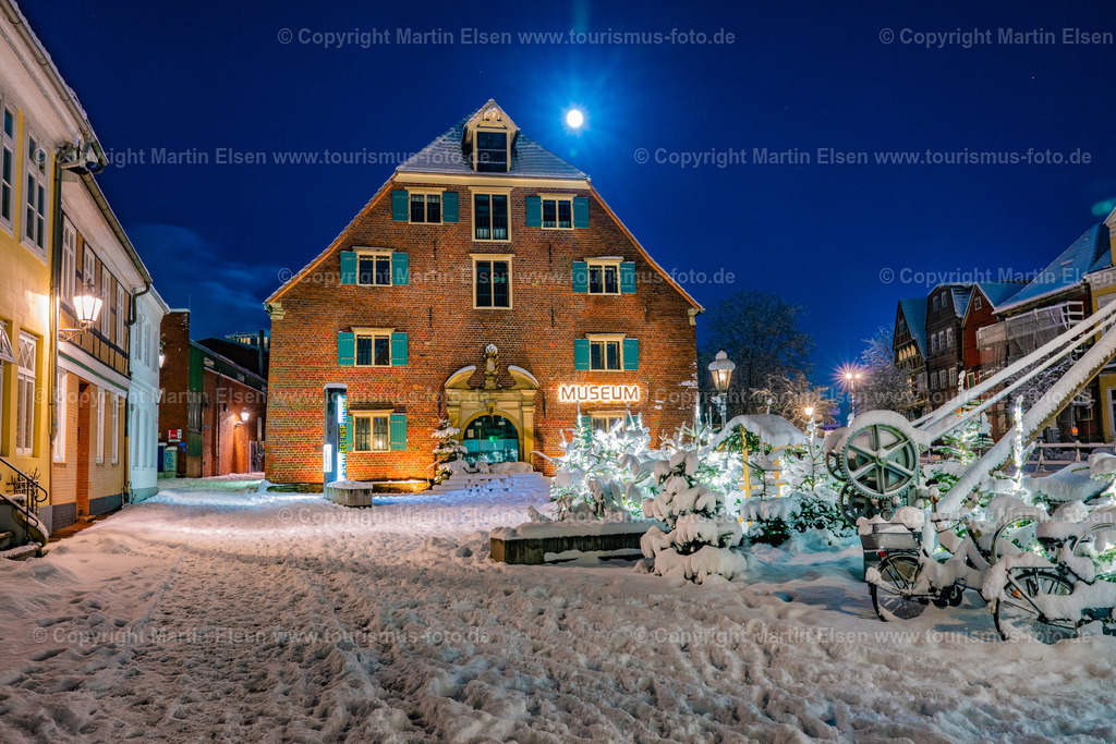 Stade Fischmarkt Schwedenspeicher Altstadt Winter Schnee_ELS_2507030126 | Fotos aus den Touristenorten aus Norddeutschland. - Realisiert mit Pictrs.com