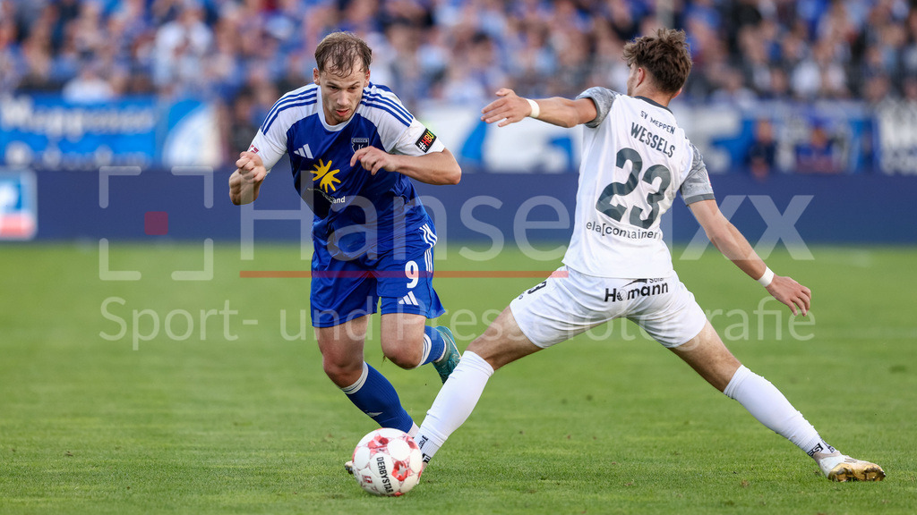 Fussball, Regionalliga Nord, BSV Kickers Emden - SV Meppen | v.li.: David Schiller (BSV Kickers Emden, 9) und Niclas Wessels (SV Meppen, 23) im Zweikampf, Duell, Dynamik, Aktion, Action, Spielszene
