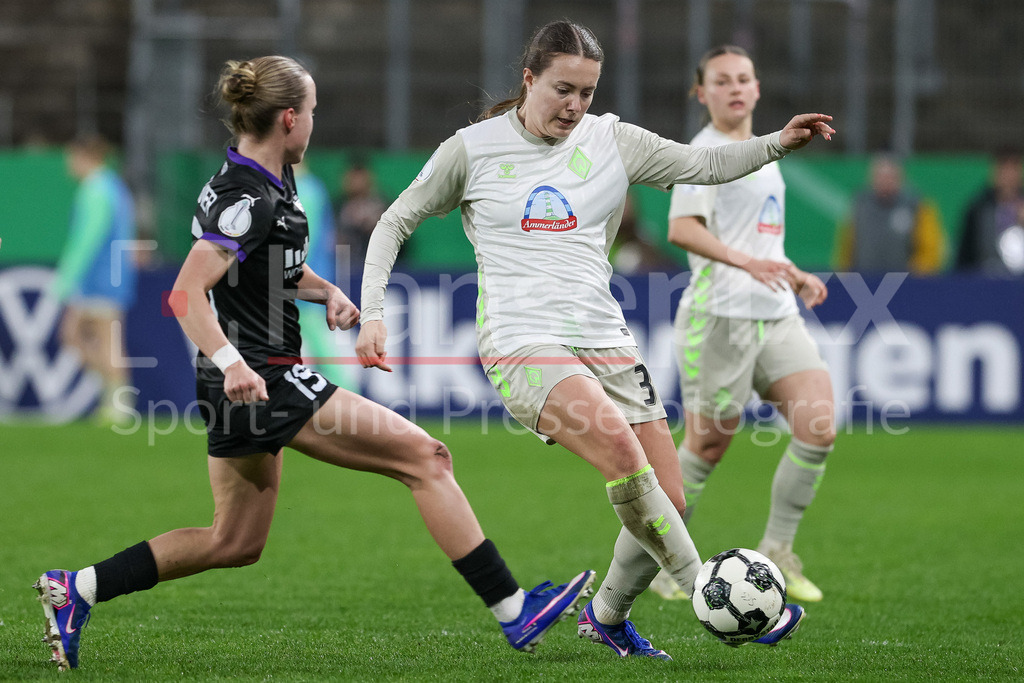Fussball, DFB-Pokal Frauen, SGS Essen - SV Werder Bremen | v.li.: Beke Sterner (SGS Essen, 19) und Mara Alber (SV Werder Bremen, 37) im Zweikampf, Duell, Dynamik, Aktion, Action, Spielszene, DIE DFB-RICHTLINIEN UNTERSAGEN JEGLICHE NUTZUNG VON FOTOS ALS SEQUENZBILDER UND/ODER VIDEOÄHNLICHE FOTOSTRECKEN. DFB REGULATIONS PROHIBIT ANY USE OF PHOTOGRAPHS AS IMAGE SEQUENCES AND/OR QUASI-VIDEO.