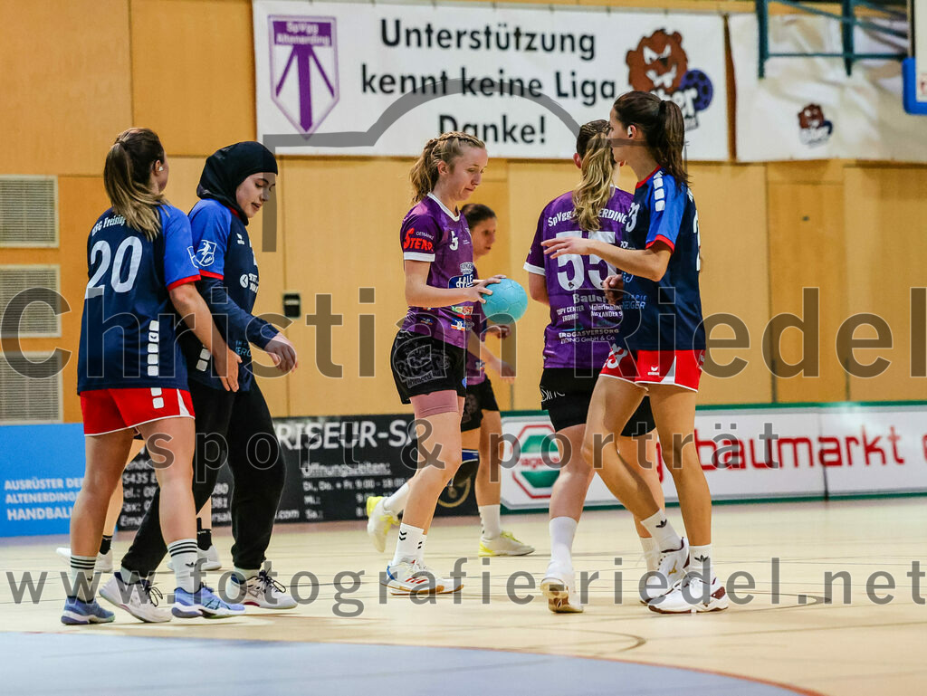 2023-12-09_044_SpVgg_Altenerding_gegen_HSG_Freising-Neufahrn | Erding, Deutschland, 09.12.2023:
Handball, Bezirksoberliga Frauen Altbayern 2023 / 2024, 9. Spieltag, SpVgg Altenerding gegen HSG Freising-Neufahrn, Endergebnis: 29:28

Sandrine Nierhaus (HSG Freising-Neufahrn, #20), Eduarta Krasnigi (HSG Freising-Neufahrn, #22), Johanna Bauschmid (SpVgg Altenerding, #5), Verena Bauer (SpVgg Altenerding, #55), Francesca Volz (HSG Freising-Neufahrn, #23)

Foto: Christian Riedel / fotografie-riedel.net