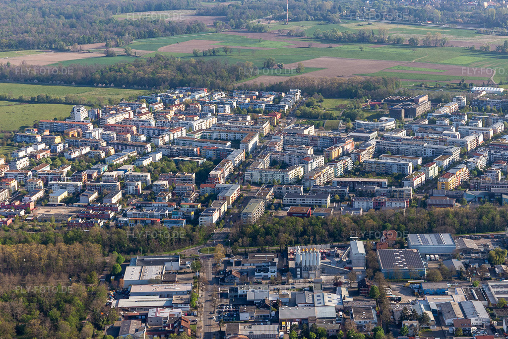 Luftbild: Stadtrand und Außenbezirks- Wohngebiete im Breisgau. im Ortsteil Rieselfeld in Freiburg im Bundesland Baden-Württemberg in Deutschland. Foto: IMG_126716.jpg vom 25.04.2021 durch Werner Riehm/FLY-FOTO.de