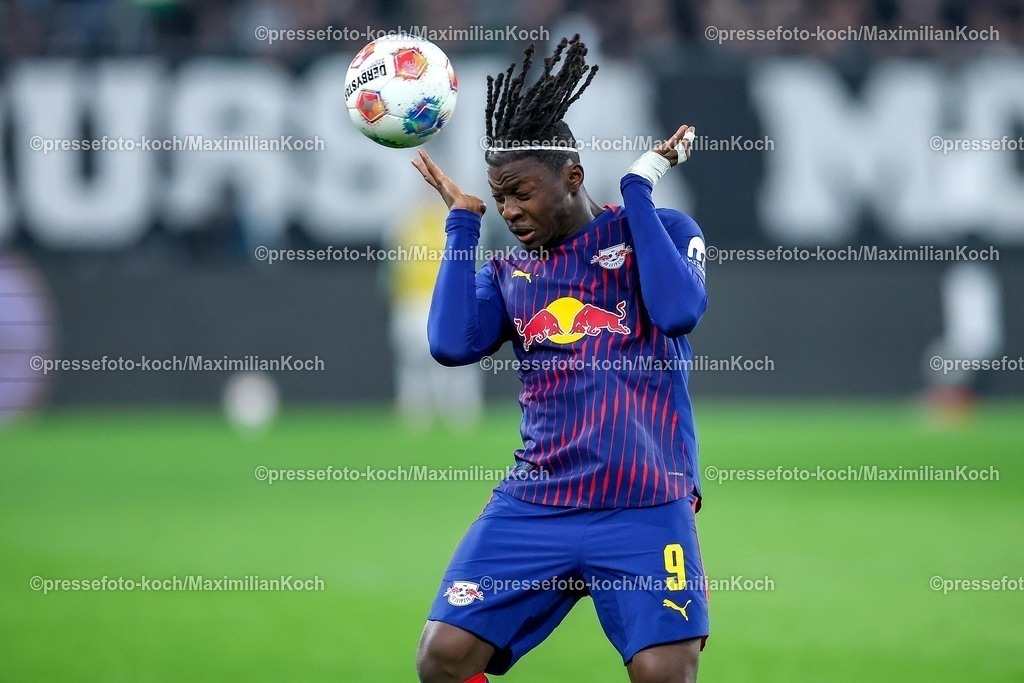 BMG28112501074 | 28.11.2025, Fußball, Borussia Mönchengladbach - RB Leipzig, 1. Fußball Bundesliga, 12.Spieltag, Borussia-Park, Saison 2025 2026: Johan Bakayoko (RB Leipzig #09) Kopfball DFB regulations prohibit any use of photographs as image sequences and or quasi-video.