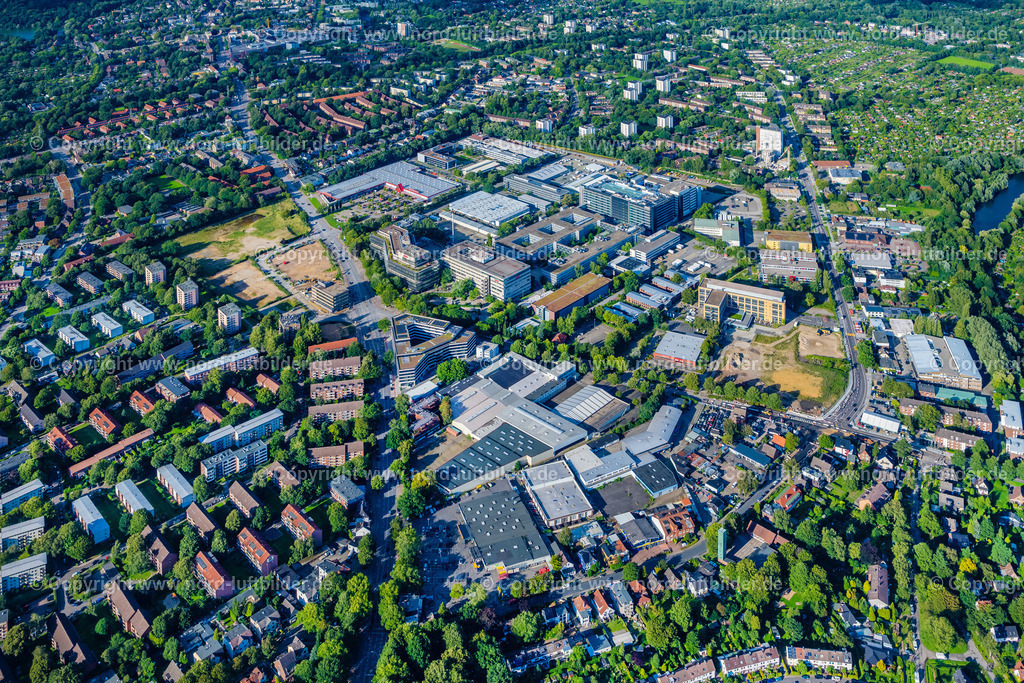Hamburg_Barmbek_Nord_Otto_Gewerbegebiet_ELS_2160090823 | HAMBURG 09.08.2023 Büro- und Geschäftshaus- Ensemble "Otto Versand" an der Werner-Otto-Straße in Hamburg, Deutschland. Weiterführende Informationen bei: Otto (GmbH & Co KG). // Office building - Ensemble on Werner-Otto-Strasse in Hamburg, Germany. Further information at: Otto (GmbH & Co KG). Foto: Martin Elsen