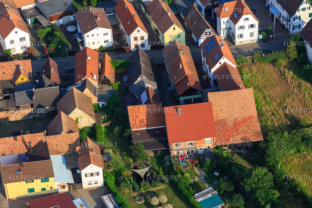 Badstubgasse | Luftbild: Badstubgasse in Zeiskam im Bundesland Rheinland-Pfalz in Deutschland. Foto: IMG_080647.jpg vom 12.06.2015 durch Werner Riehm/FLY-FOTO.de - Realisiert mit Pictrs.com