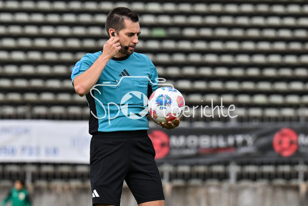 FC Augsburg II - FC Bayern Amateure | mit Ball in der Hand - Schiedsrichter Maximilian ZIEGLER / Einzelfoto / Freisteller / Regionalliga Bayern: FC Augsburg II - FC Bayern Muenchen II, Rosenaustadion am 25.07.2025