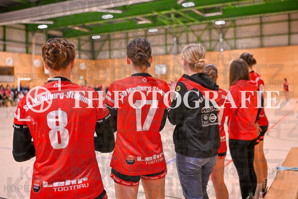 GER, SG Maulburg/Steinen - TuS Helmlingen, Handball, Suedbadenliga, 14. Spieltag, Saison 2023/2024, 17.02.2024 | Celina Schick (SG Maulburg/Steinen, #08), Davina Schmidt (SG Maulburg/Steinen, #17) beobachten das Spiel.

GER, SG Maulburg/Steinen - TuS Helmlingen, Handball, Suedbadenliga, 14. Spieltag, Saison 2023/2024, 17.02.2024

Foto: TH Fotografie/Thomas Hess
