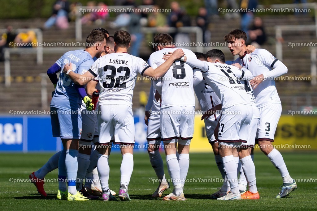 xydr06042501066 | 06.04.2025, xydrx, Fußball, Borussia Dortmund II - FC Ingolstadt 04, 3.Liga, Stadion Rote Erde, Saison 2024 2025: Spieler des FC Ingolstadt bilden einen Kreis vor dem Spielbeginn DFB regulations prohibit any use of photographs as image sequences and or quasi-video.