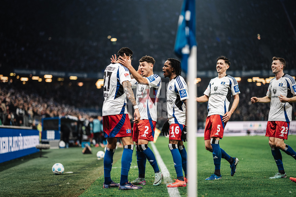 Fußball | Männer | Saison 2024/2025 | 2. Fußball-Bundesliga | 23. Spieltag | Hamburger SV vs. 1. FC Kaiserslautern | 21.02.2025 | Davie Selke (#27, HSV) schießt das erste Tor des Spiels und jubelt mit William Mikelbrencis (#2, HSV) und Adedire Mebude (#16, HSV)